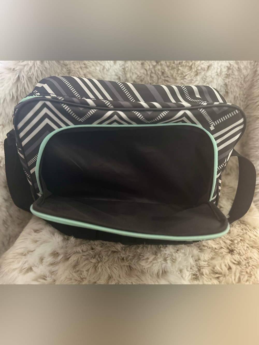 Magellan Outdoors Black & White Chevron Travel Crossbody with Mint Trim - Picture 6 of 7